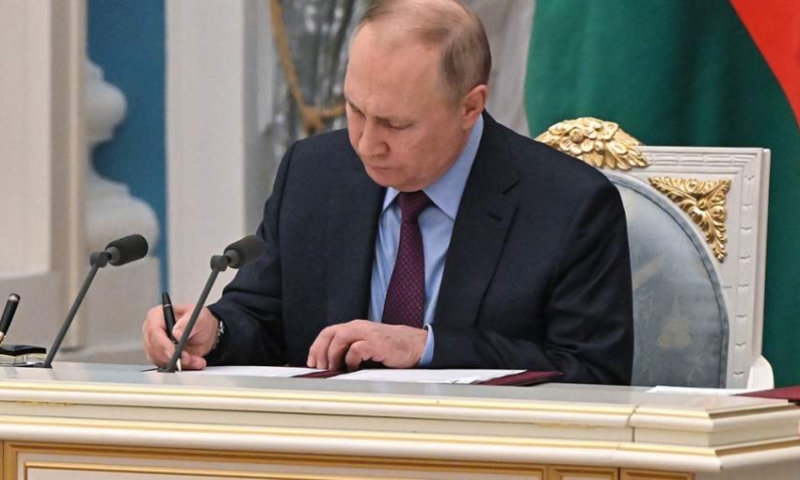 Владимир Путин поставил подпись под указом об ответных мерах на введение потолка цен на российскую нефть