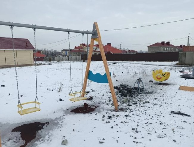 В приграничном субъекте Российской Федерации на детскую площадку свалился снаряд