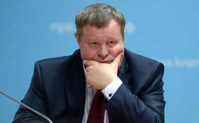Сергей Еремин все в лес глядит.