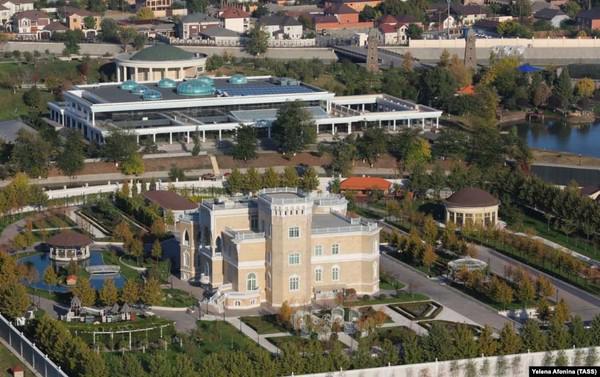 Дары Кенеса Ракишева Рамзану Кадырову.