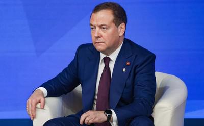 Администрация президента в окружении врагов.