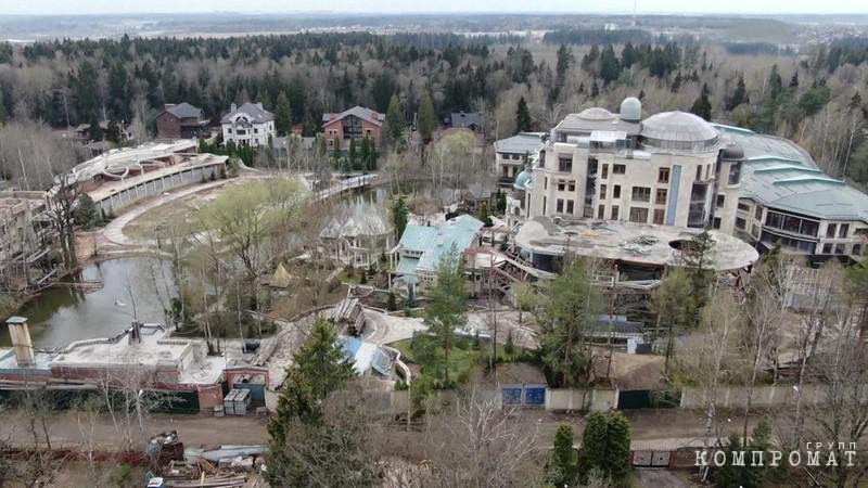 Поместье в закрытом гольф-клубе под Лондоном за &pound;10 млн, вилла на побережье в Испании за &euro;20 млн семьи Мкртича Окрояна
