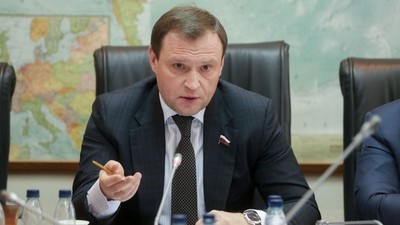 Депутаты в окружении врагов.