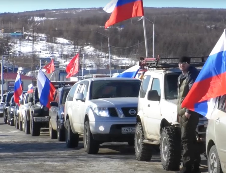 В Магадане прошел автопробег в поддержку действий РФ на Украине