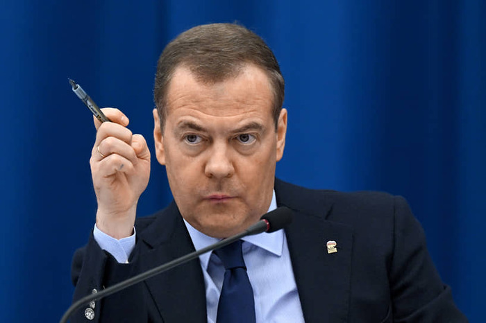 Медведев обвинил Запад в замалчивании фактов соучастности к геноциду