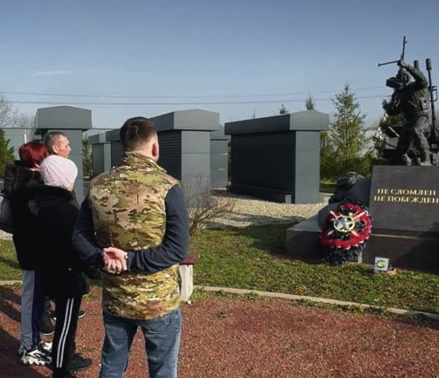 Представители ЧВК&nbsp;&laquo;Вагнер&raquo;&nbsp;передали награды погибшего&nbsp;&laquo;музыканта&raquo;&nbsp;его семье