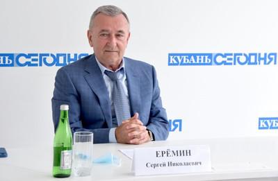 Сергей Еремин все в лес глядит.