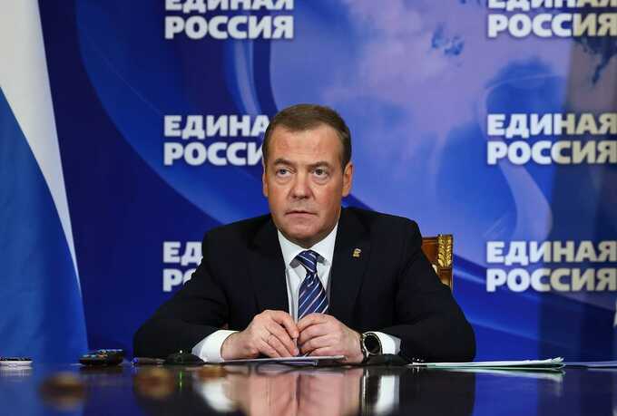 Медведев назвал высказавшегося о ядерном оружии Байдена трухлявым пнем
