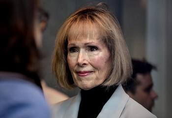 "Он наклонился и стянул с меня колготки".