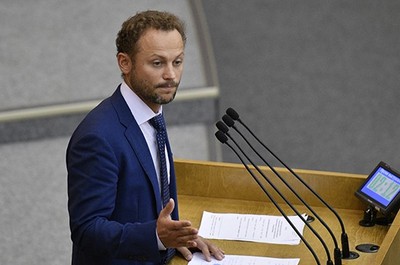 Депутаты в окружении врагов.