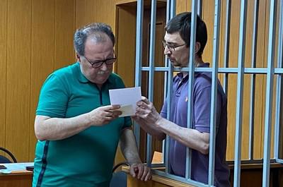 Анатолий Озернов сел за шкаф.