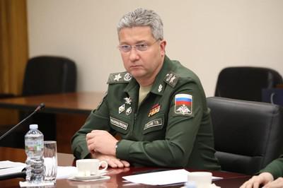 Кому Александр Тер-Аванесов строить и пилить помогает.
