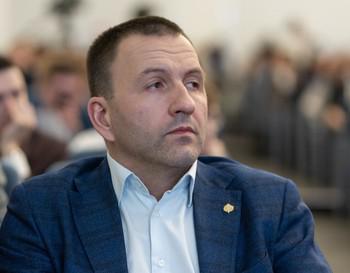 Пассажир 2C носил виски пассажиру 24B и стукнул пассажира 2D.