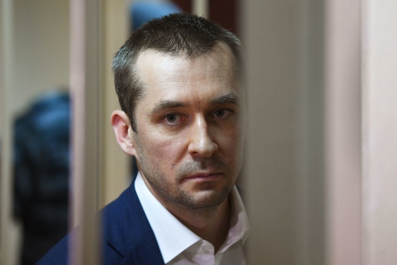 Миллиардера из МВД Захарченко атакую поклонницы
