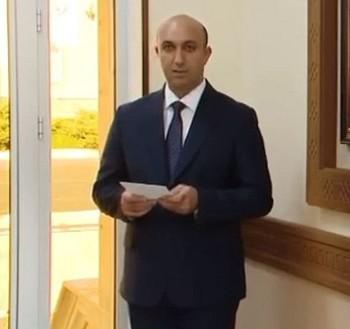 Начальнику Нахичеваня Васифу Талыбову выворачивают карманы.