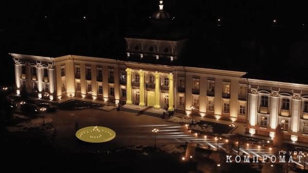 Дворцы в Подмосковье, виллы и коттеджи в Сочи, отели в Геленджике и на Алтае, сотни квадратных метров с крышей в Питере