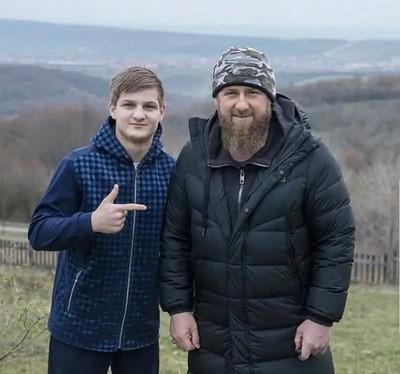 Рамзан Кадыров подарил сыну портфель.