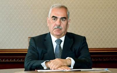 Начальнику Нахичеваня Васифу Талыбову выворачивают карманы.