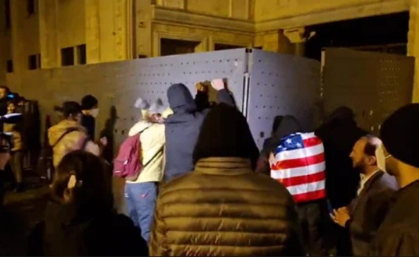 Участники протеста против закона об иностранных агентах в Тбилиси пробуют атаковать здание парламента