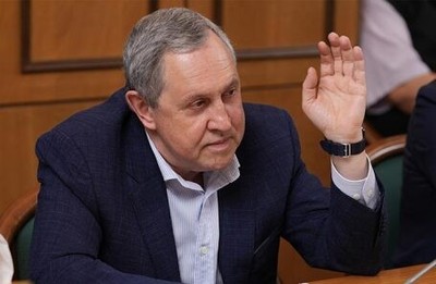 Депутаты в окружении врагов.