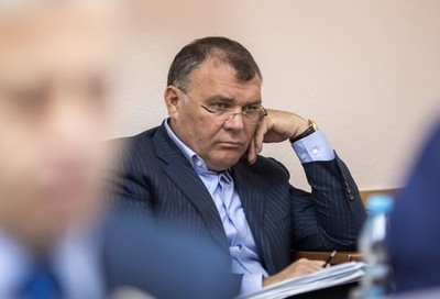 Депутаты в окружении врагов.