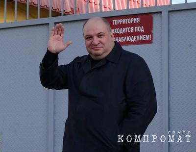 Как связанный с ОПС "Уралмаш" бизнесмен отнял у сидящего лидера ОПГ торговую базу в Екатеринбурге стоимостью 300 млн руб.