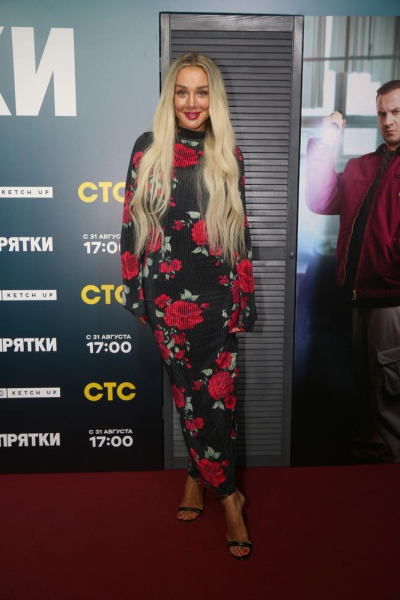 Анна Седокова вышла в свет с новым мужчиной&nbsp;&mdash; танцевала с ним под Алсу и просила фотографов не снимать