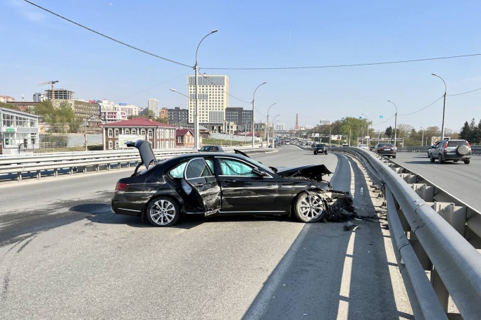 Автомобиль Сбербанка столкнулся с УАЗом на эстакаде в Новосибирске