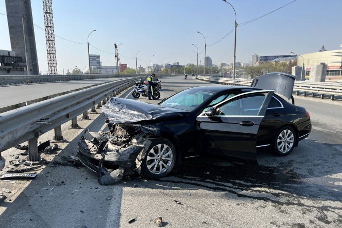 Автомобиль Сбербанка столкнулся с УАЗом на эстакаде в Новосибирске
