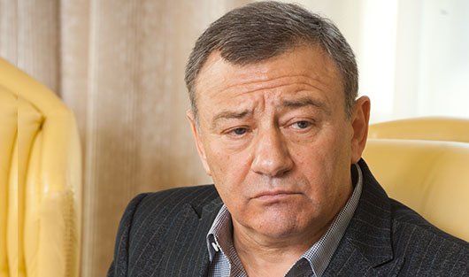 «Пожалуйста, скажи ему, что хватит меня в тылу держать»