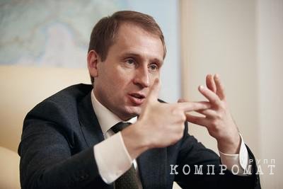 При убытках госкорпорации в 2,1 млрд руб. за полгода ее начальник выписал себе и замам 214 млн руб