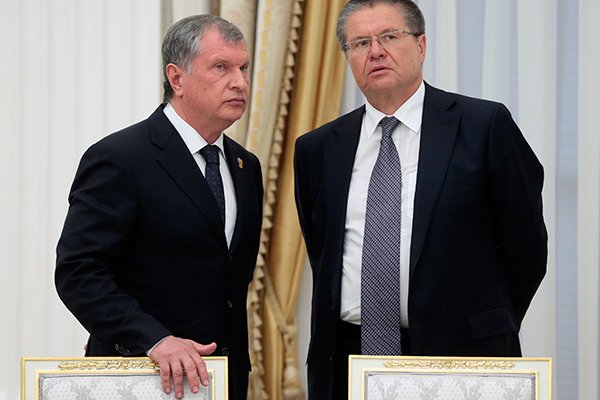 «Сечин указал на сумку и предложил ее взять»