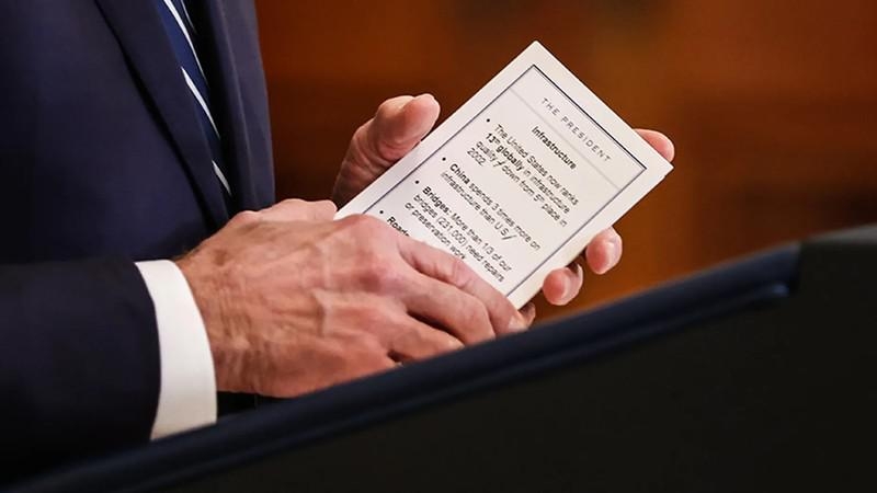 "Испытывает затруднения при публичных выступлениях и часто допускает оговорки".