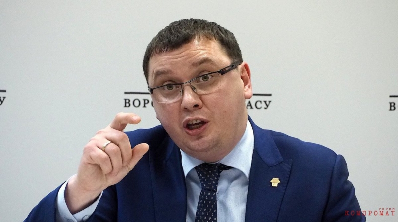 Руководитель Воронежского госуниверститета начислял работникам завышенные премии и часть забирал "на текущую деятельность" университета