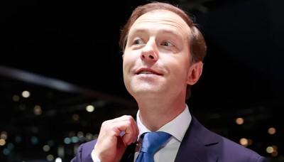 Роман Абрамович обкэшил Дениса Мантурова.