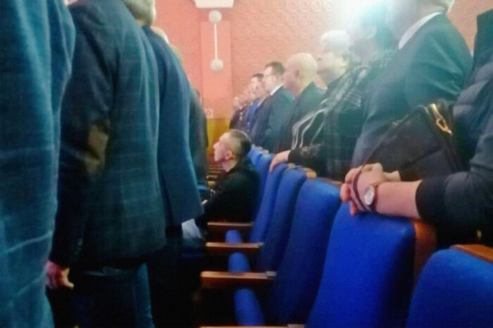 Не вставший во время гимна Рф депутат откомментировал получение повестки