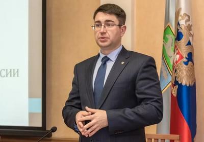 Взятку Юрий Еремеев уложил на загородном участке.