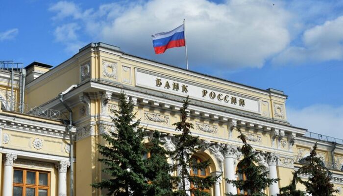 Центральный банк решил понизить главную ставку на три процентных пункта &ndash; с семнадцать процентов до четырнадцать процентов