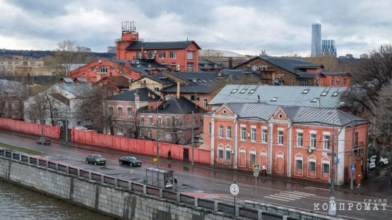 Поместье в закрытом гольф-клубе под Лондоном за &pound;10 млн, вилла на побережье в Испании за &euro;20 млн семьи Мкртича Окрояна