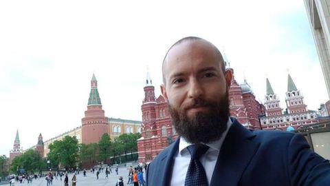 Из "Джеймса Бонда" в священники.