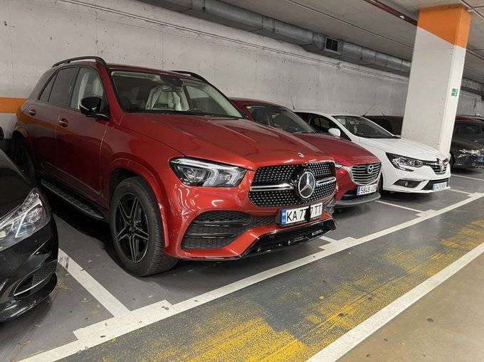 Мигранты с Украины в Европе, дорогие авто, миллионеры, пособия