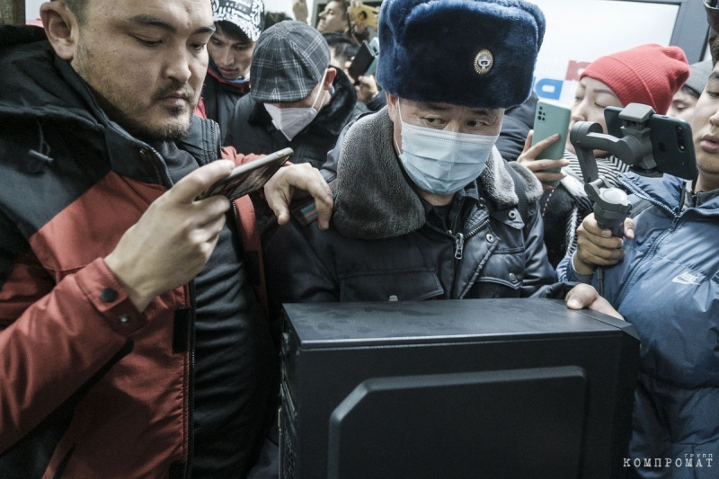 Слежка и шантаж. Как устроена кампания травли журналиста Болота Темирова