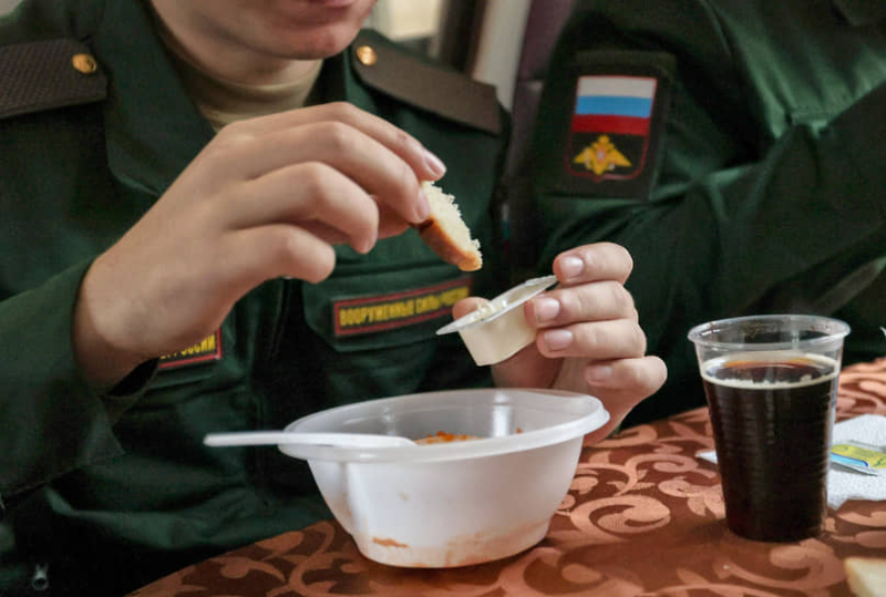 Бойцам недокладывали мяса
