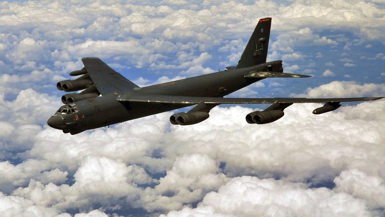 Бомбардировщик B-52 разбился после взлета в Калифорнии