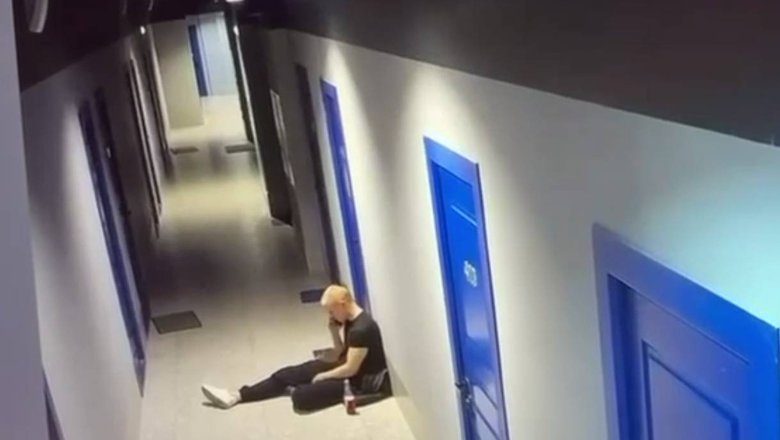 Бутылка и полчаса у двери: Что сняла камера в доме в Москве, где модель убила бывшего