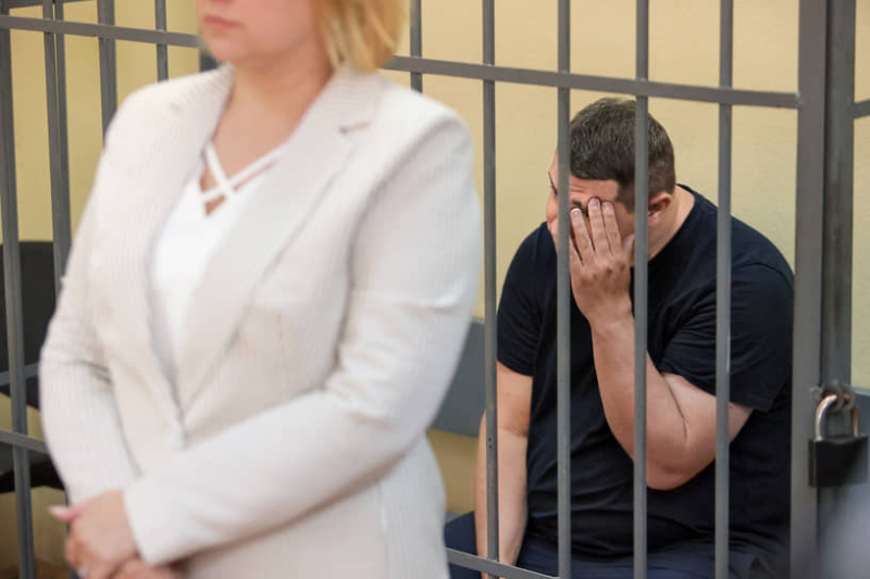 Бывший начальник отдела уголовного розыска Андрей Карпов признал вину в получении взятки от редактора Ura.ru Дениса Аллаярова за передачу оперативных сведений. Аллаяров свою вину не признает и находится под арестом.