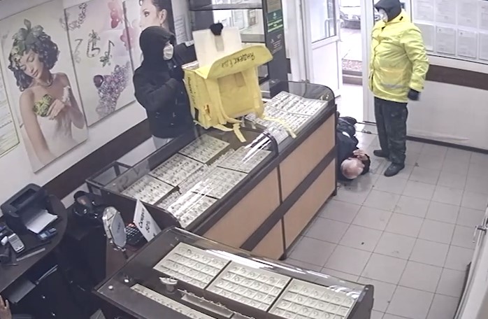 Двое неведомых в масках ограбили ломбард и оказались сняты на видео