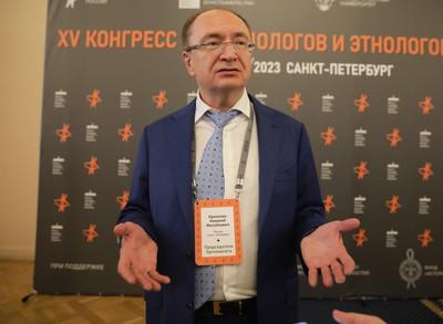 "После удара откинулась голова, хрустнула шея".