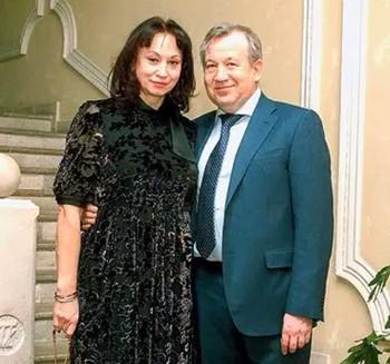 Кресло в Совбезе, фонд на Лубянке, кошелек в Лондоне.