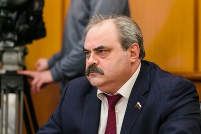 Депутаты в окружении врагов.